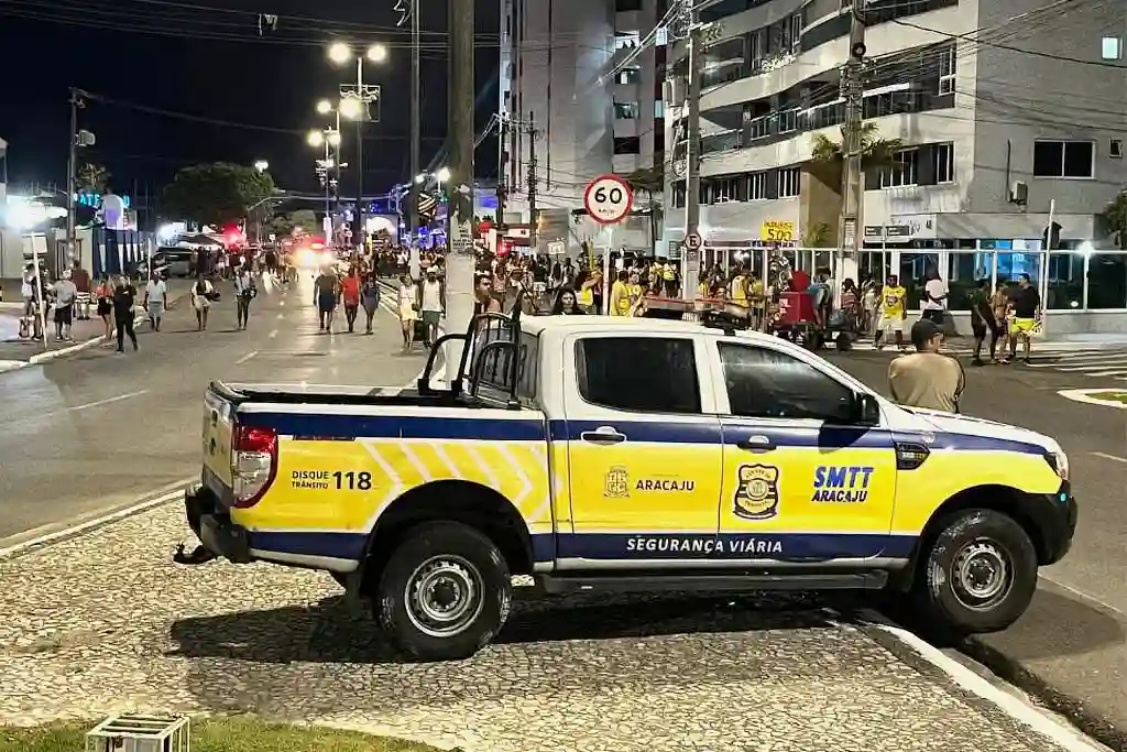 Viatura da SMTT durante realização dos bloquinhos de carnaval em Aracaju