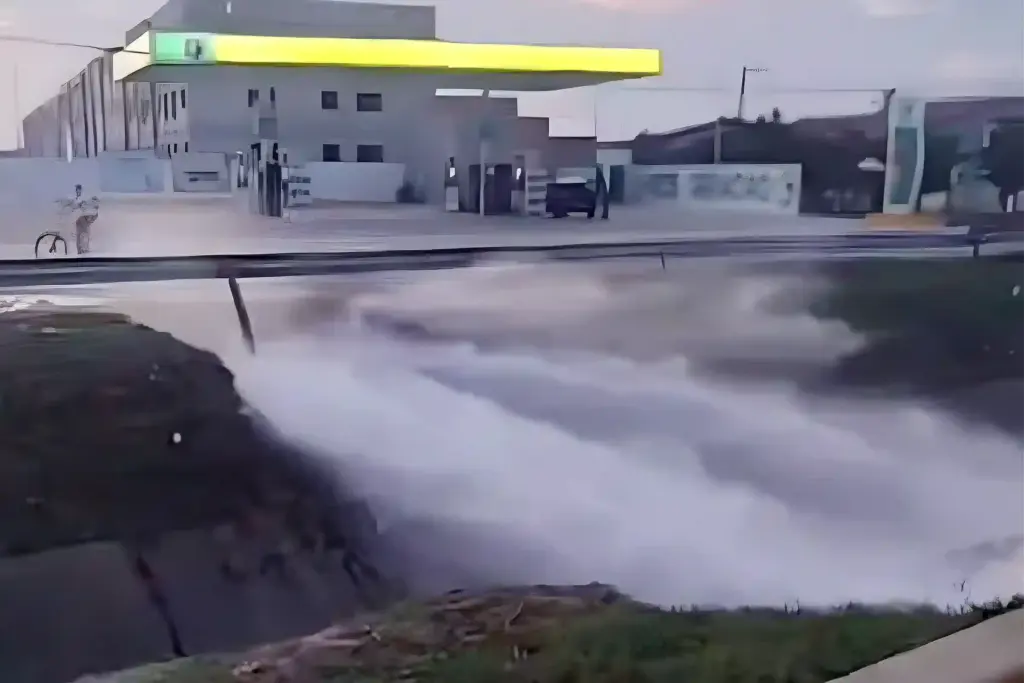 Rompimento deixa bairros de Aracaju sem água nesta sexta 1 Vazamento de tubulação no bairro Santa Maria, em Aracaju