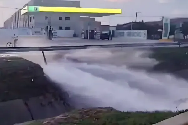 Vazamento de tubulação no bairro Santa Maria, em Aracaju