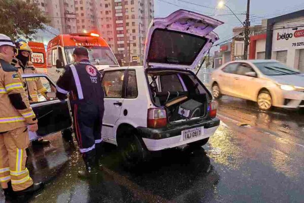 Acidente em Aracaju deixa motorista preso às ferragens