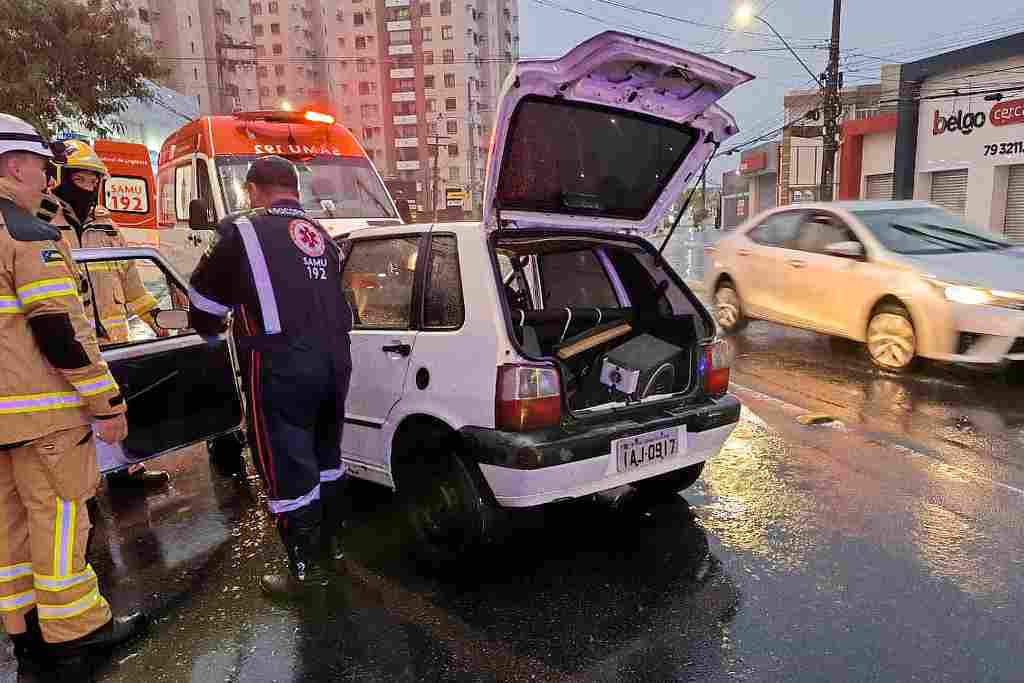Acidente em Aracaju deixa motorista preso às ferragens