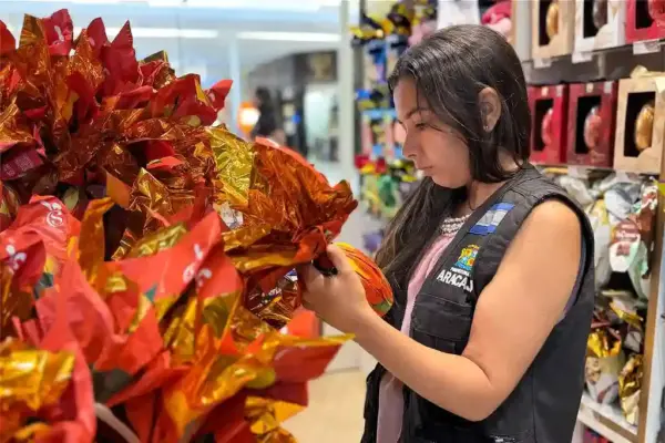 Agente do Procon Aracaju realizando pesquisa de preços dos produtos para a Semana Santa