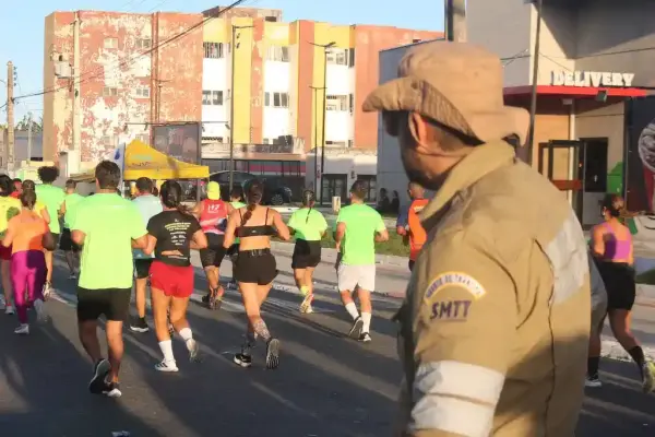 Agente da SMTT observa corredores na Corrida Cidade de Aracaju