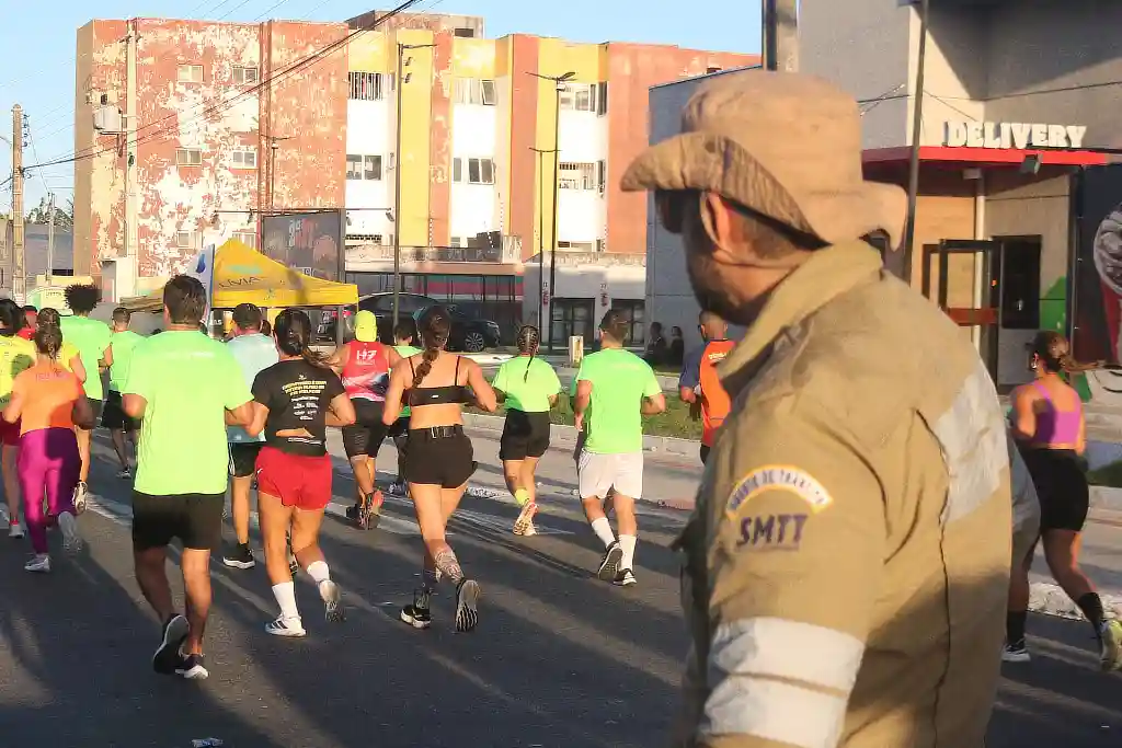 Trânsito em Aracaju muda para a 41ª Corrida; veja bloqueios 2 Agente da SMTT observa corredores na Corrida Cidade de Aracaju