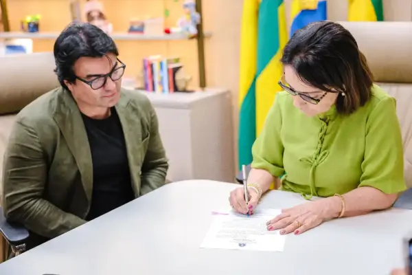 André David e a prefeita de Aracaju, Emília Corrêa, assinando autorização do concurso público da Guarda Municipal