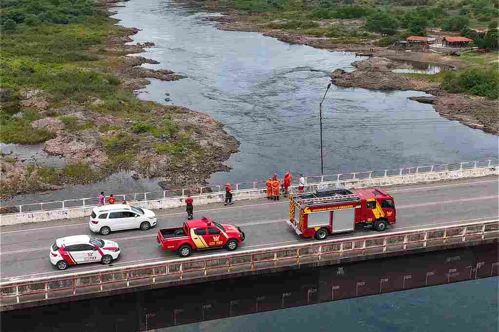 Bombeiros acham corpo de homem levado por enxurrada na divisa entre Sergipe e Alagoas