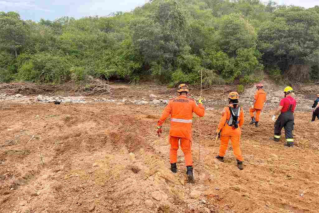 Bombeiros ampliam buscas por homem arrastado por enxurrada 1 Bombeiros ampliam buscas por homem arrastado por enxurrada entre Canindé e Piranhas