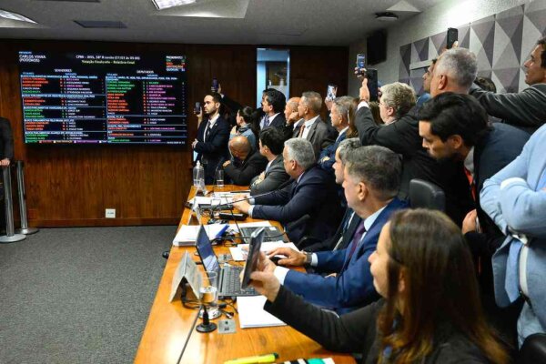 A CPMI do INSS rejeitou por 19 votos a 12 o relatório final. A comissão encerra as atividades sem um relatório final.