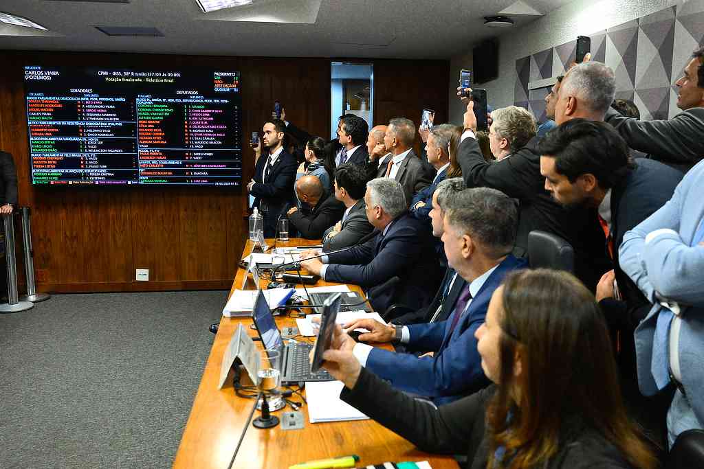 CPMI do INSS termina sem relatório final 1 A CPMI do INSS rejeitou por 19 votos a 12 o relatório final. A comissão encerra as atividades sem um relatório final.