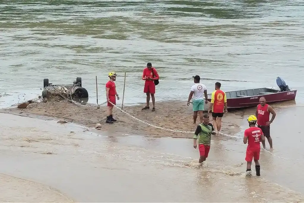 Carro arrastado pela correnteza, após formação de cratera na rodovia AL-225, que liga os municípios de Canindé e Piranhas (AL)
