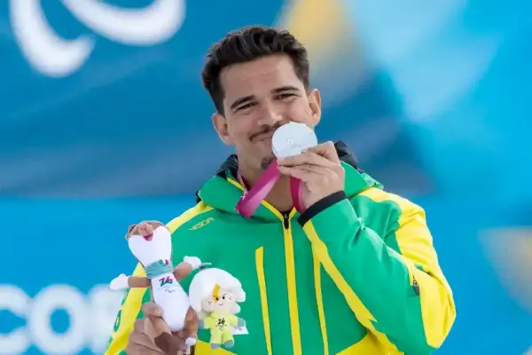 Cristian Ribera, com a medalha de prata, nos Jogos Paralímpicos de Inverno Milão-Cortina 2026