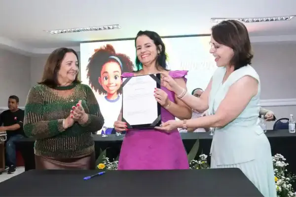 A secretária Edna Amorim e a prefeita de Aracaju, Emília Corrêa, durante cerimônia de posse do magistério municipal