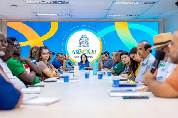 Prefeita Emília Corrêa em reunião com sindicatos onde foi definido o reajuste para servidores efetivos