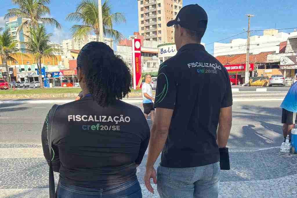 Conselho flagra exercício ilegal da profissão na Orla de Aracaju 1 Fiscais do CREF20/SE monitoram prática de exercícios físicos na Orla de Aracaju