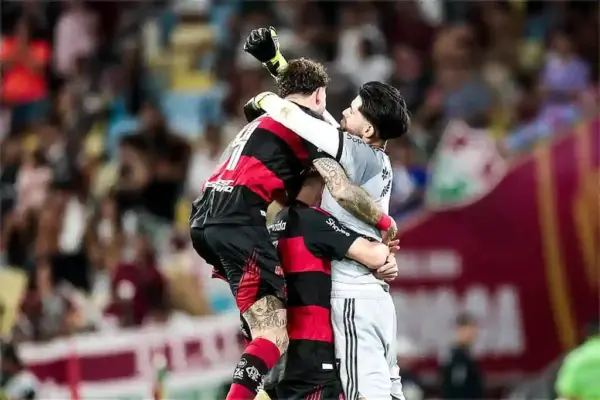 Flamengo é Tricampeão no Carioca 2026. Na foto, o Goleiro Rossi é abraçado por companheiros de equipe