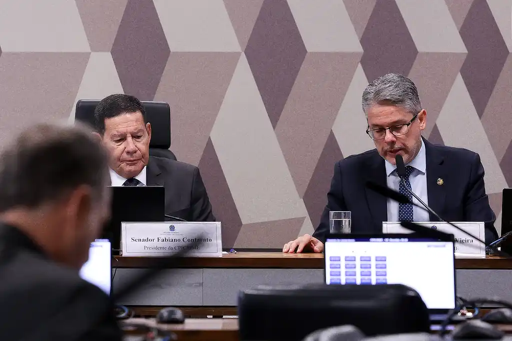 Requerimentos de Alessandro Vieira aprovados na CPI 1 Senadores Hamilton Mourão e Alessandro Vieira durante a CPI do Crime Organizado