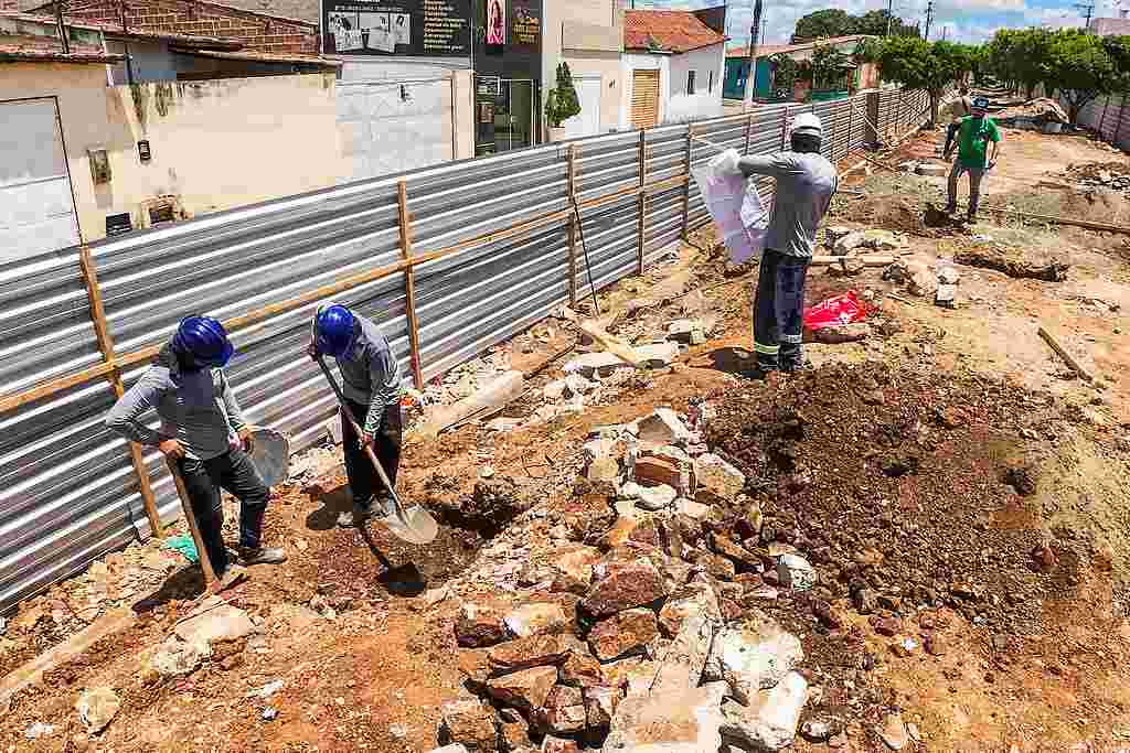 Governo investe R$ 5,5 milhões em obras e ações em Canindé 2 Obra de urbanizacao da Avenida Paulo Afonso em Canindé de São Francisco