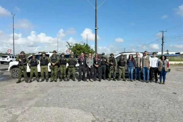 Integrantes da Operação Caatinga Resiste, ação nacional contra o desmatamento no semiárido brasileiro