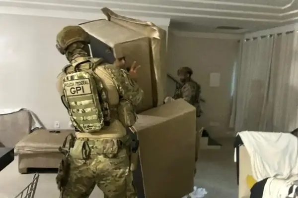 Polícia Federal deflagra operação com o objetivo de desarticular organização criminosa voltada à prática dos crimes de tráfico de drogas, de comércio ilegal de armas e de lavagem de dinheiro