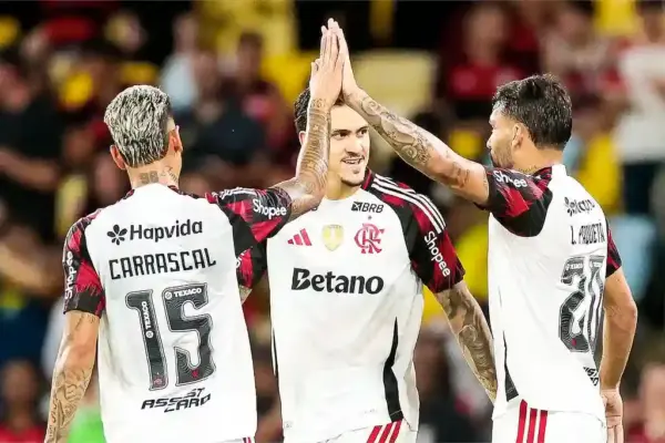 Jogador Pedro comemora gol pelo Flamengo
