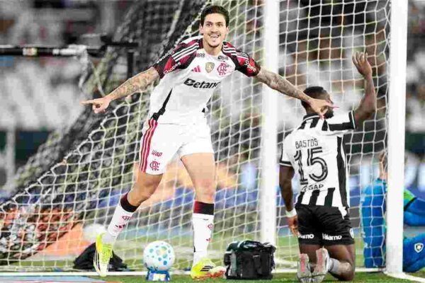 Jogador Pedro comemora gol