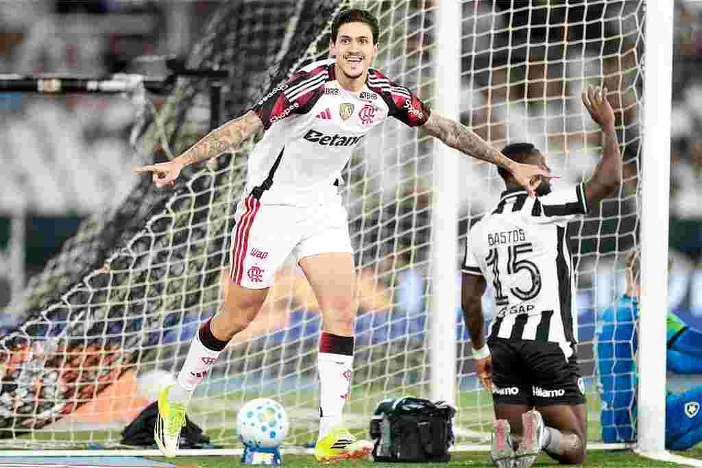 Flamengo vence o Botafogo e sobe na tabela 1 Jogador Pedro comemora gol