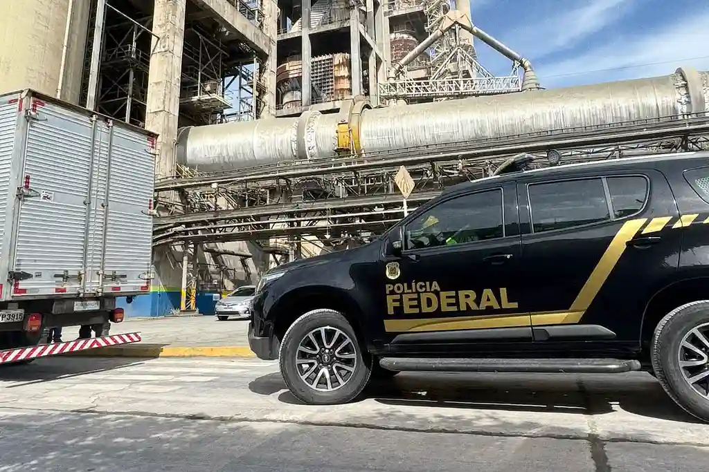 PF incinera mais de 1 tonelada de drogas em Sergipe 1 Viatura da Polícia Federal estacionada no local onde acontece a incineração de drogas em Sergipe