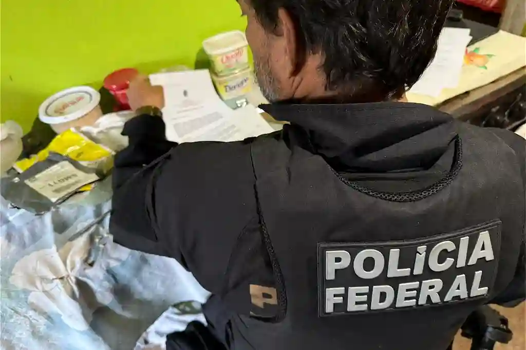 PF prende investigado em Aracaju em operação interestadual 1 Agente da PF durante operação Novo Oeste, que investiga organização criminosa envolvida com tráfico de drogas, tráfico de armas e lavagem de dinheiro