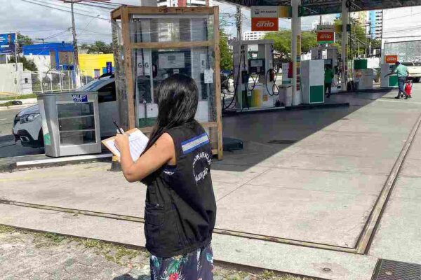 Agente do Procon fiscalizando preços em postos de combustíveis em Aracaju
