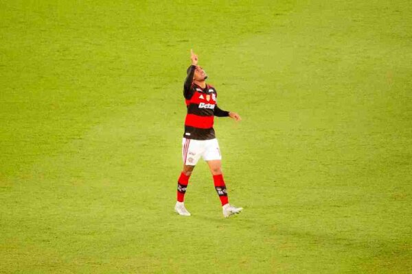 Jogador Samuel Lino do Flamengo comemora gol