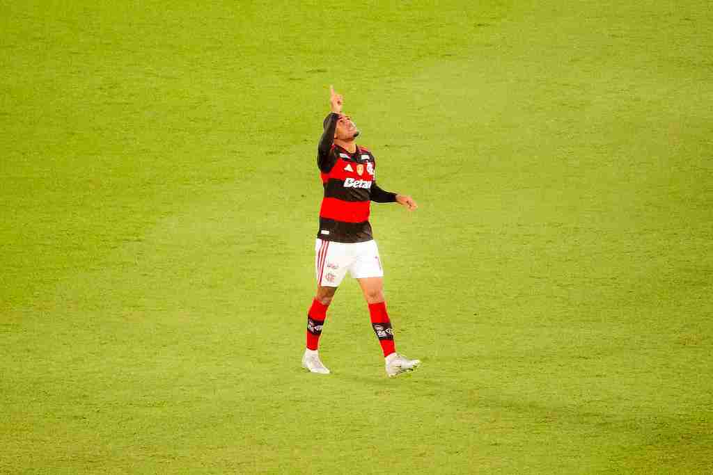 Flamengo derrota o Remo vai para o G4 1 Jogador Samuel Lino do Flamengo comemora gol