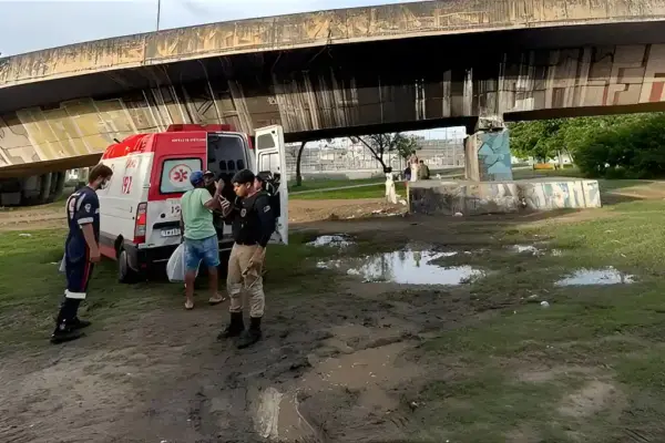 Motociclista bate em mureta e cai da ponte Aracaju-Barra. Samu fez o resgate