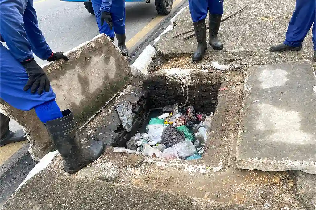 Imagem mostra bueiro entupido de lixo no bairro Siqueira Campos, em Aracaju