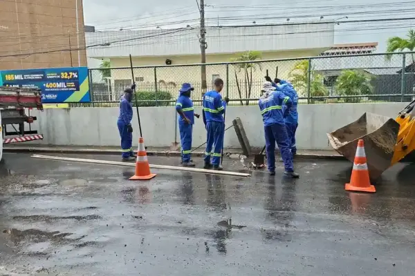 Trabalhadores da Prefeitura de Aracaju atuam na limpeza urbana durante o período chuvoso