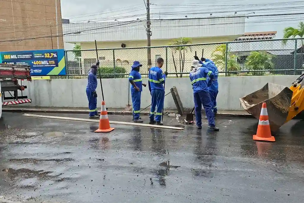 Trabalhadores da Prefeitura de Aracaju atuam na limpeza urbana durante o período chuvoso