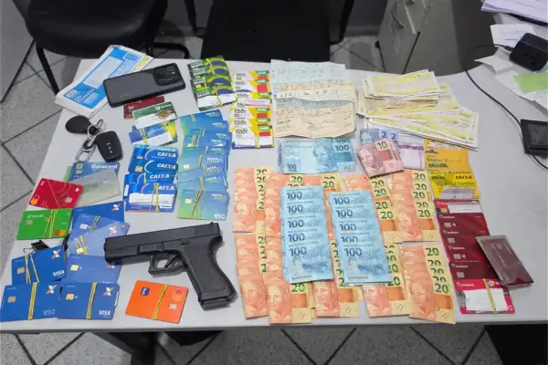 Cartões do Bolsa Família, dinheiro e arma de fogo apreendidos com suspeito de agiotagem em Sergipe
