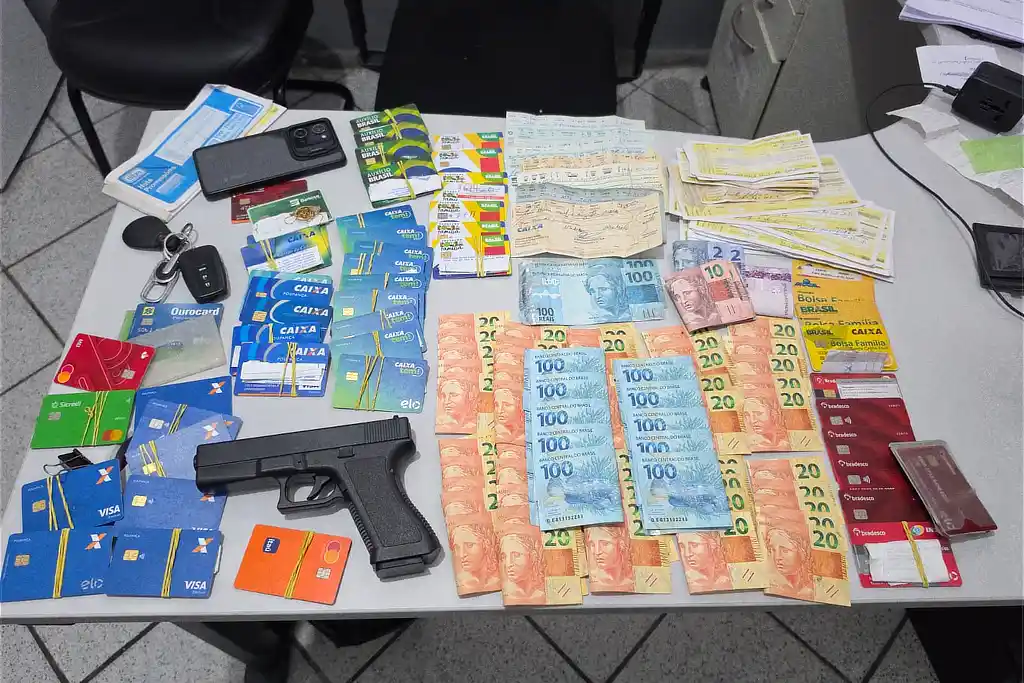 Cartões do Bolsa Família, dinheiro e arma de fogo apreendidos com suspeito de agiotagem em Sergipe