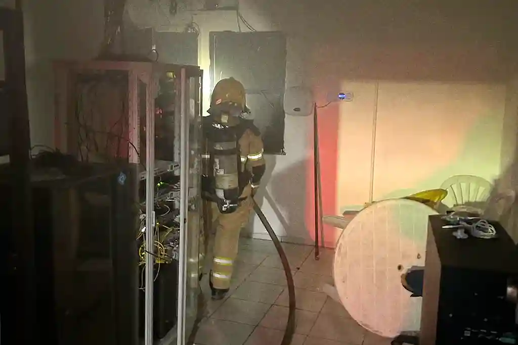 Bombeiros controlam incêndio em provedor de internet na Atalaia 2 Bombeiros controlam incêndio em provedor de internet no bairro Atalaia, em Aracaju