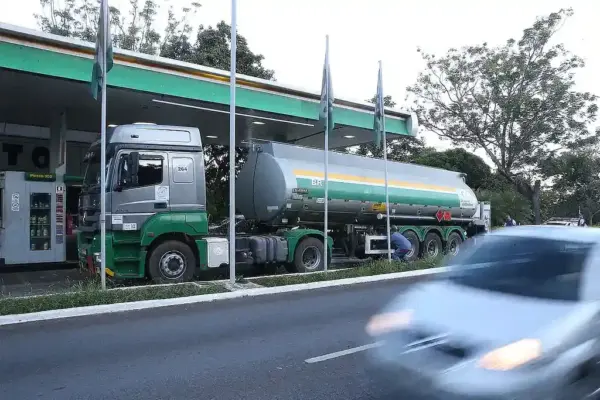 Caminhão-tanque abastece posto de combustivel