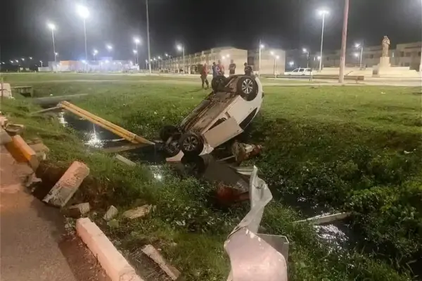 Carro com 3 pessoas cai em canal na Zona Sul de Aracaju