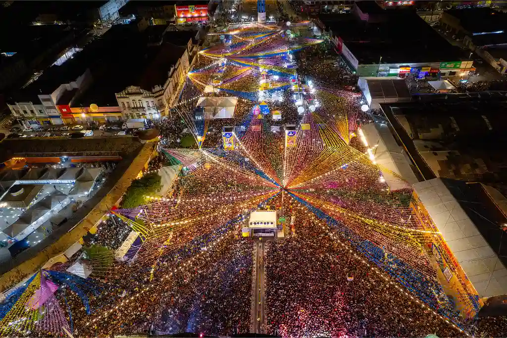 Vista aérea da multidão durante shows do Forró Caju em Aracaju.
