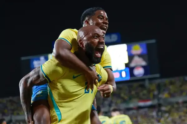Igor Thiago e Endrick comemoram o segundo gol do Brasil no amistoso contra a Croácia