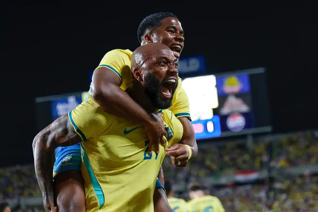 Igor Thiago e Endrick comemoram o segundo gol do Brasil no amistoso contra a Croácia