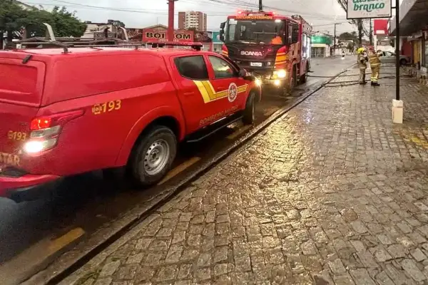Bombeiros controlam incêndio em provedor de internet no bairro Atalaia, em Aracaju
