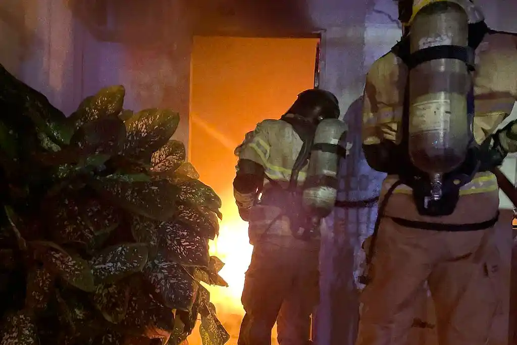 Bombeiros combatem incêndio em residência no Bairro Industrial, em Aracaju