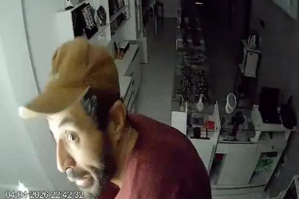 José Edmarques, conhecido como “Bode Veio”, flagrado por câmera de segurança durante assalto em Aracaju