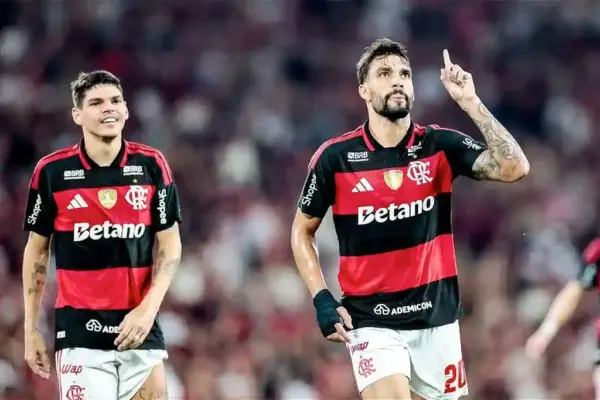 Lucas Paquetá comemora gol pelo Flamengo
