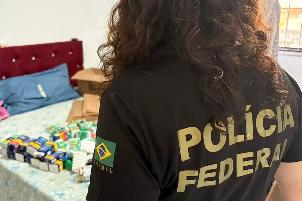 PF prende mulher em Aracaju por venda ilegal de medicamento para emagrecer 1 Agente da PF durante operação em Aracaju no combate à venda ilegal de medicamento para emagrecer