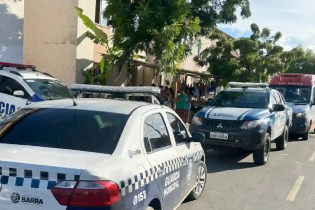 Mulher é encontrada morta em apartamento na Barra 1 Uma mulher foi encontrada morta com ferimentos de faca na tarde deste domingo (5), dentro de um apartamento no Residencial Marcelo Déda, na Barra dos Coqueiros.
