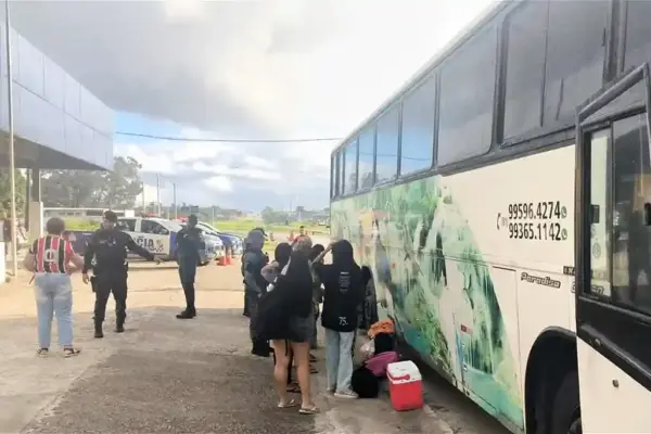 Policiais militares de Sergipe realizam abordagem a ônibus com torcedores do Santa Cruz na BR-101